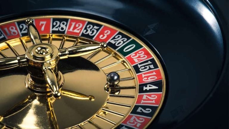 Antarmuka platform halo4d menampilkan berbagai kategori layanan: sportsbook, kasino langsung, slot, dan esports